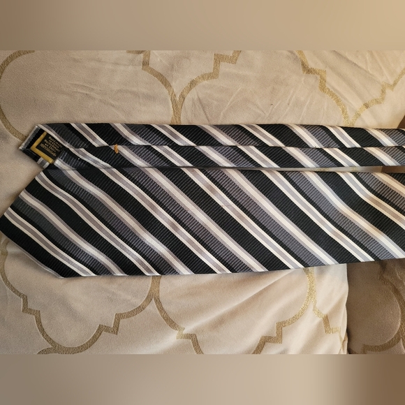Classic Donald J Trump Tie - Picture 2 of 8
